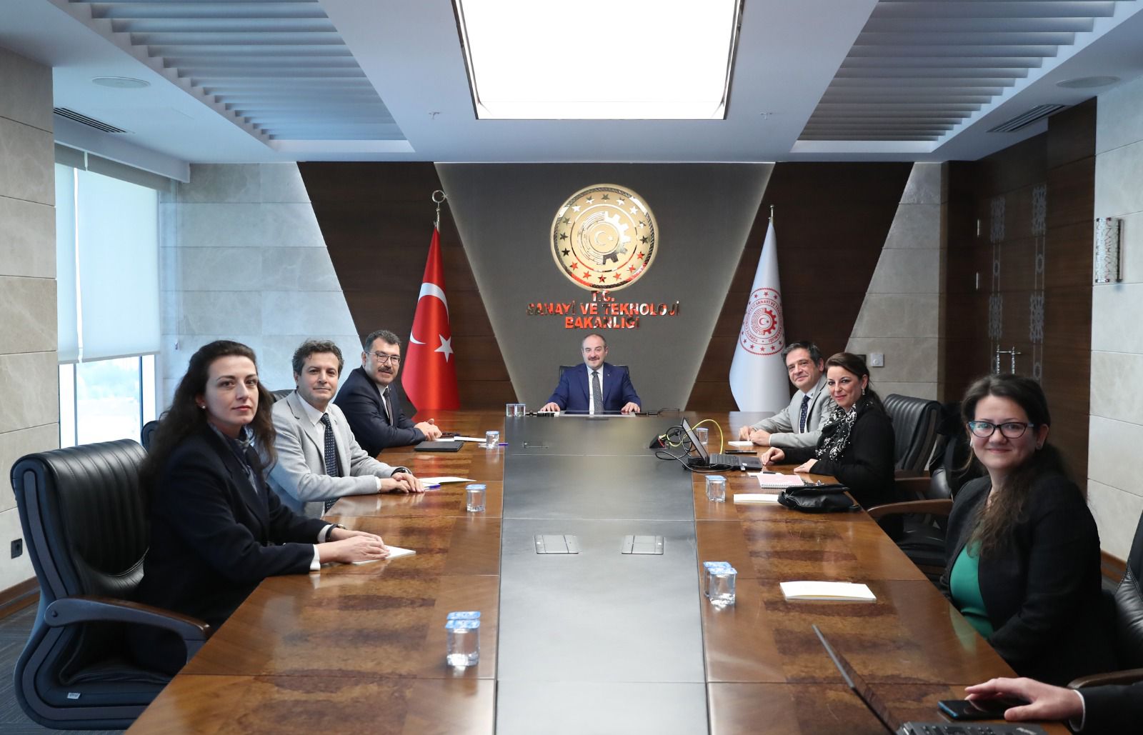 Eskişehir Osmangazi Üniversitesi (ESOGÜ) heyetinin Sanayi ve Teknoloji Bakanı Mustafa Varank ile yaptığı toplantı sonucu, Uçak Mühendisliği Bölümü ve ESOGÜ Havacılık Araştırma Eğitim Merkezi’nin temelinin atılmasına karar verildi.